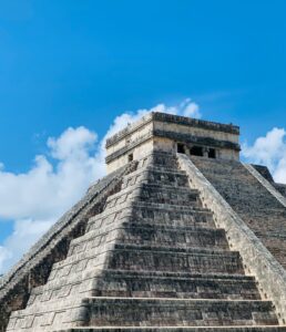 This picture shows the Kukulcán pyramid during an excursion in chichen itza