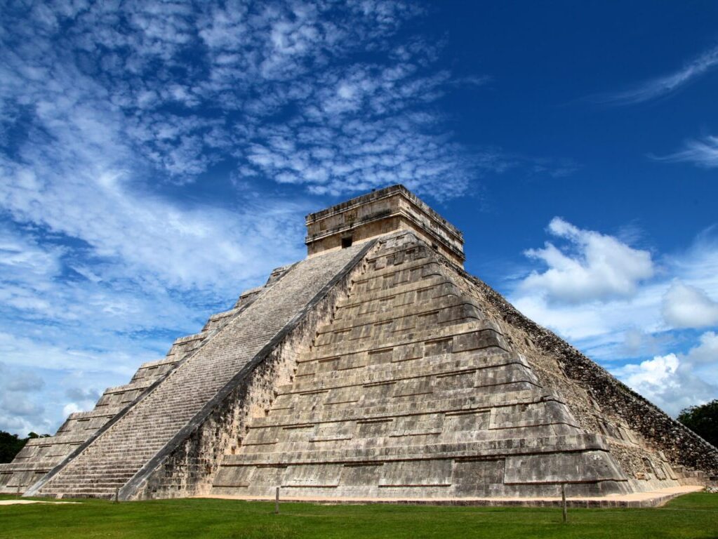 This picture shows the Kukulcán pyramid during an excursion in chichen itza