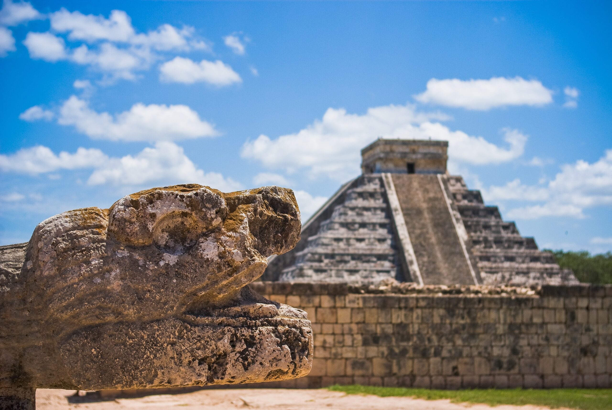 This picture shows the Kukulcán pyramid during an excursion in chichen itza